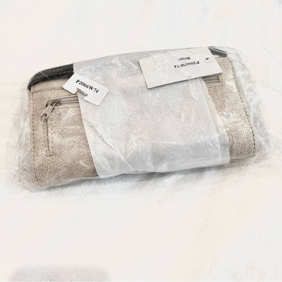 HW Collection RARE Western Wallet/Crossbody Trifold With Cowgirl Buckle NWT - Picture 9 of 10